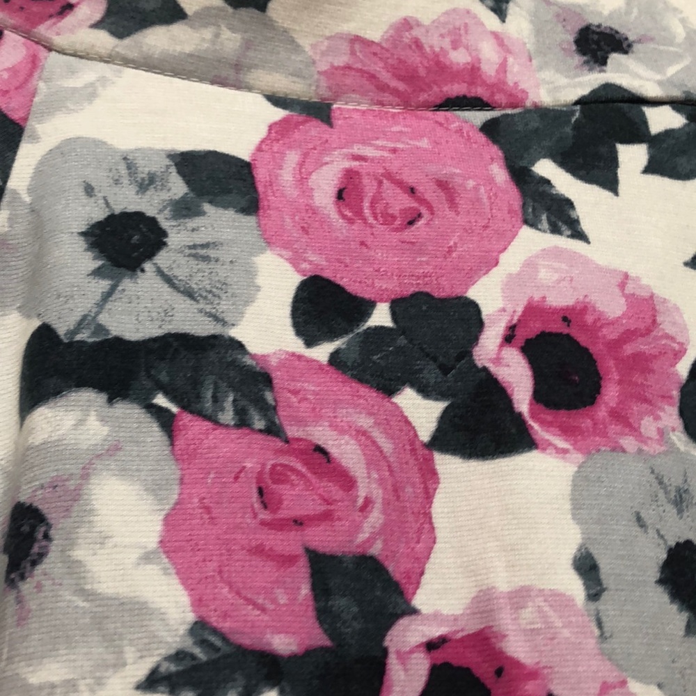 NWOT Divided Roses Skirt Size S - Picture 2 of 4